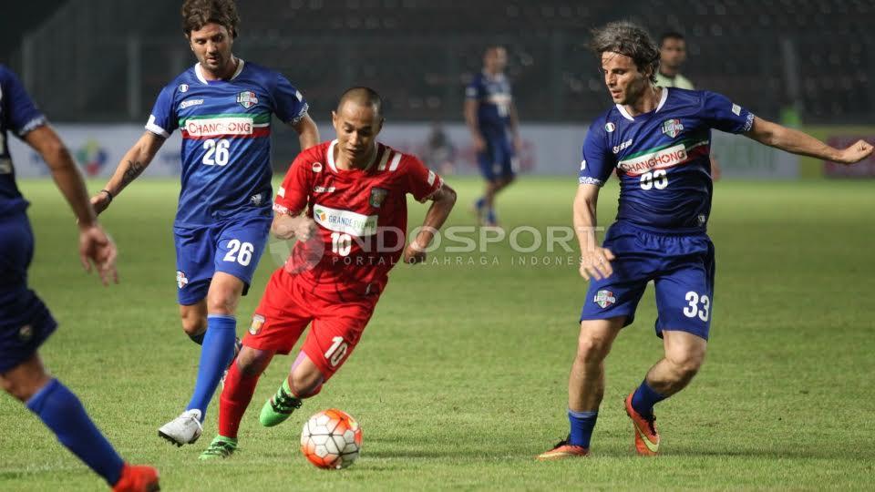 Pemain Primavera Baretti, Kurniawan Dwi Julianto (tengah) dijaga ketat tiga pemain Calcio Legend.